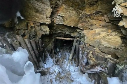 Выживший после обвала в заброшенной штольне в Амурской области рассказал, что он и его знакомые хотели снять там металлический кабель