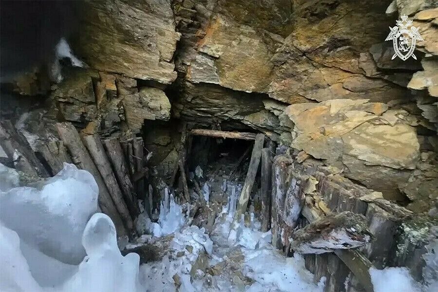 Выживший после обвала в заброшенной штольне в Амурской области рассказал, что он и его знакомые хотели снять там металлический кабель