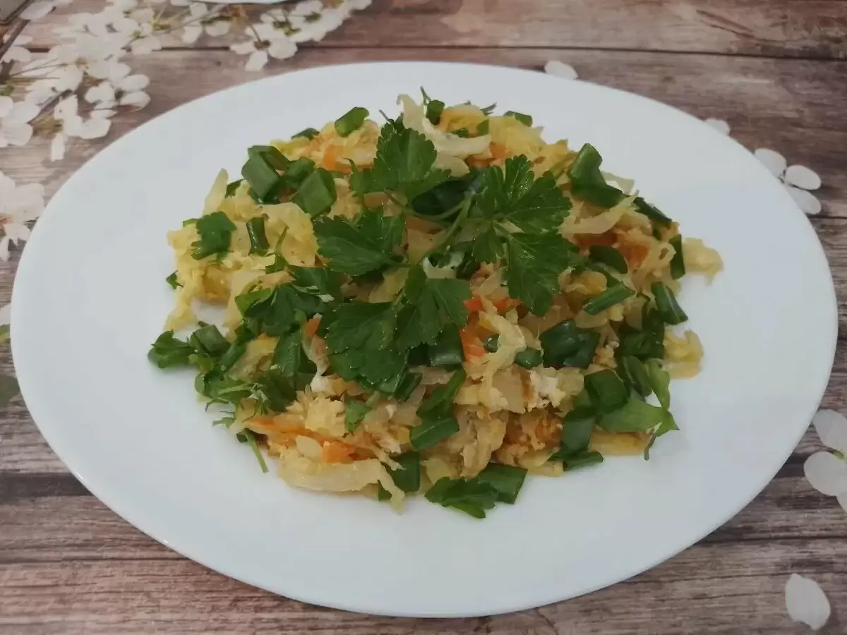 Легкий и вкусный ужин: как приготовить жареную капусту с яйцами