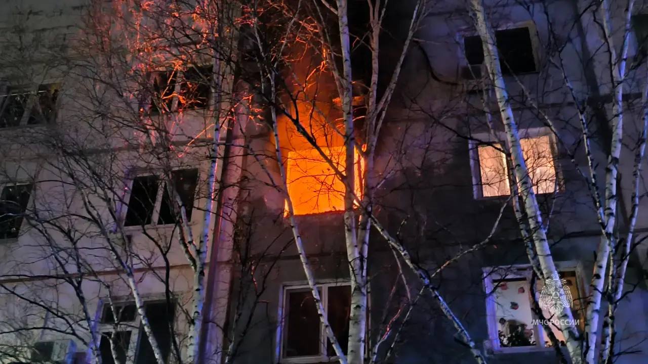 Пожар в благовещенской многоэтажке: погибла женщина, эвакуировали почти сотню жителей