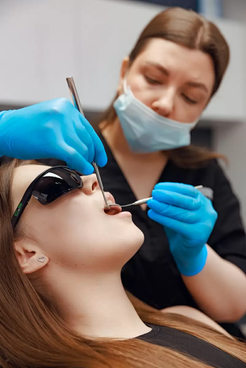 Отбеливание зубов: мифы и реальность о здоровье эмали