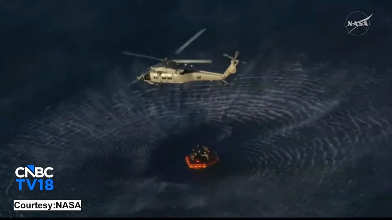 Космический корабль с астронавтами НАСА вернулся на Землю Космический корабль с астронавтами НАСА вернулся на Землю