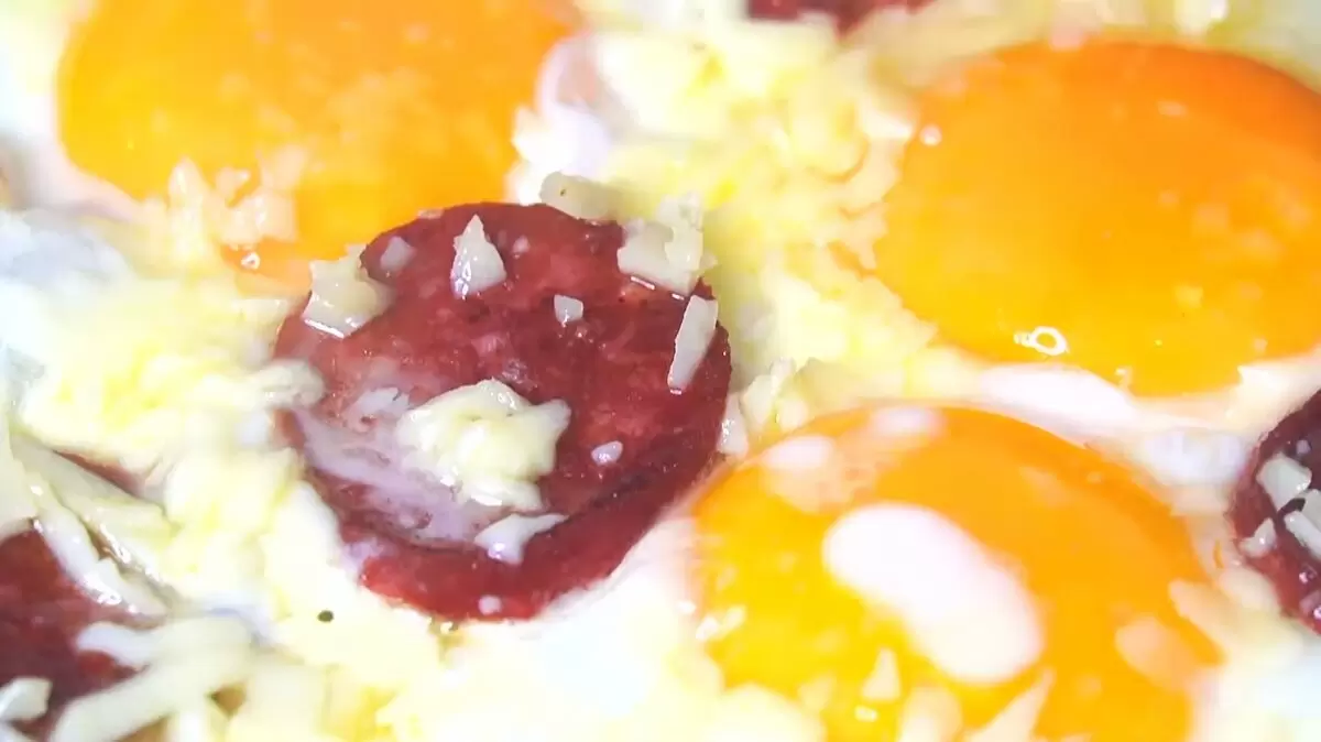 Как быстро и вкусно приготовить яичницу с колбасой: идеальный завтрак