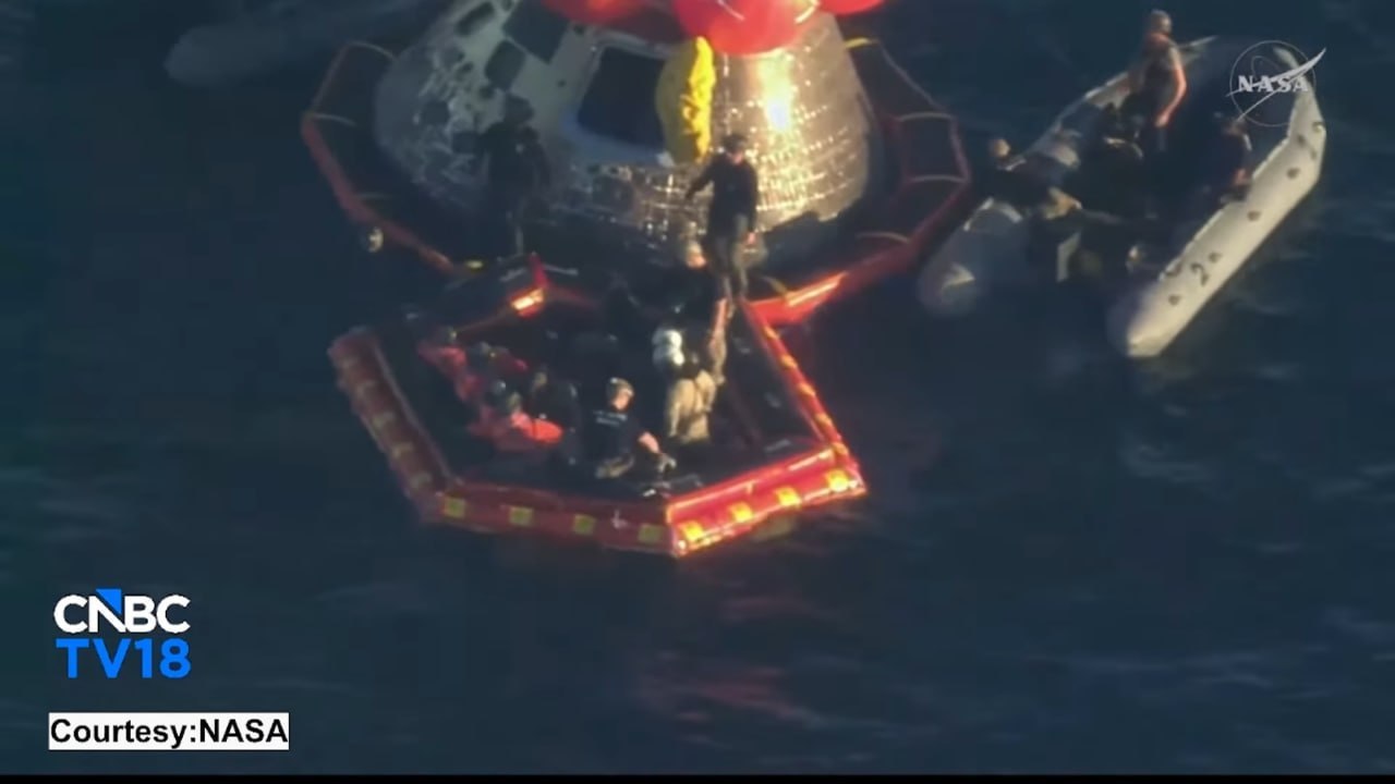 Космический корабль с астронавтами НАСА вернулся на Землю Космический корабль с астронавтами НАСА вернулся на Землю