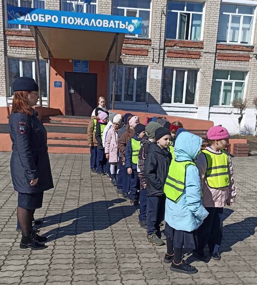 Сотрудники Госавтоинспекции устроили увлекательную пешеходную экскурсию для первоклассников Белогорска и Циолковского!