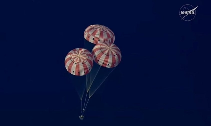 Космический корабль с астронавтами НАСА вернулся на Землю Космический корабль с астронавтами НАСА вернулся на Землю