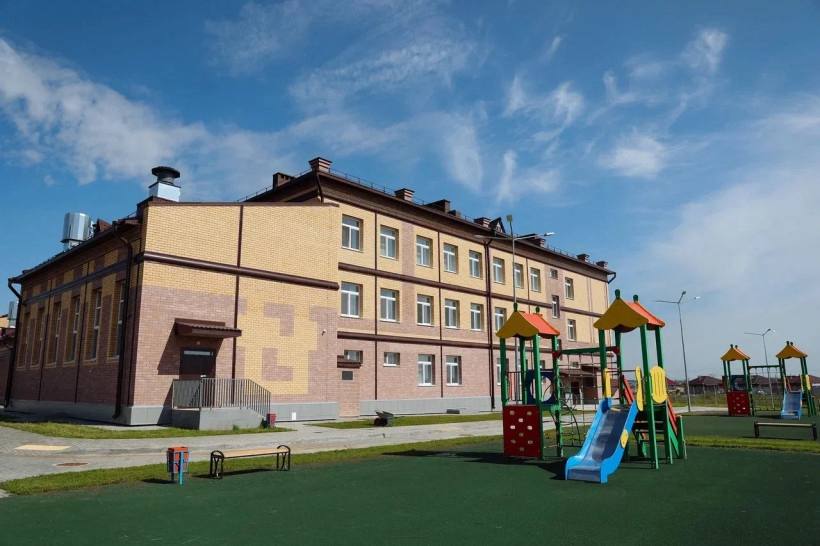 Василий Орлов поручил установить детские площадки на территориях амурских школ