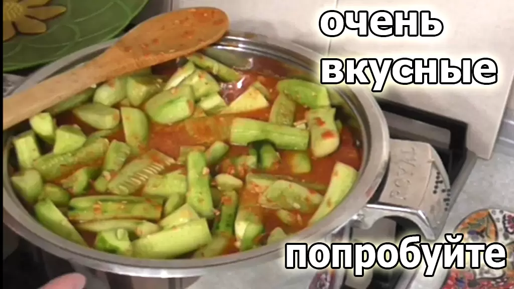 Второй шанс для переросших огурцов: острый салат на зиму