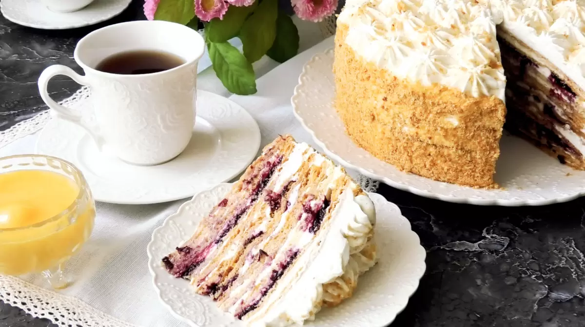 Медовик с черной смородиной: новый взгляд на классический десерт