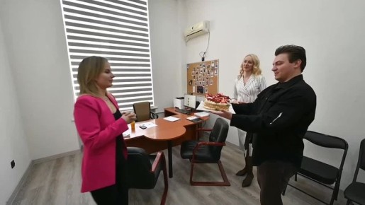 Ну и, конечно, пришли в гости к нашим друзьям — Амурской областной филармонии — не с пустыми руками, а с вкусным подарком