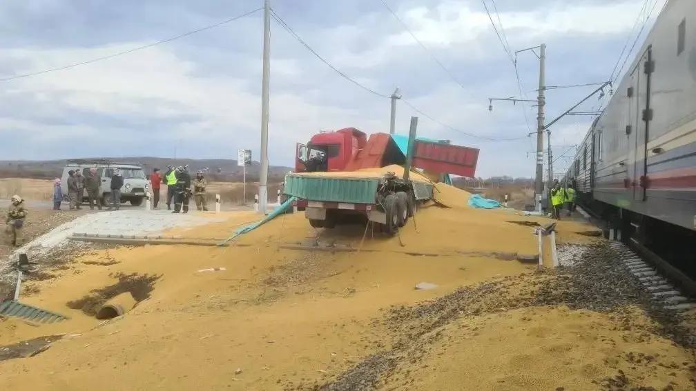 Машинист пытался тормозить: появились подробности столкновения поезда с грузовиком в Приамурье Машинист пытался тормозить: появились подробности столкновения поезда с грузовиком в Приамурье