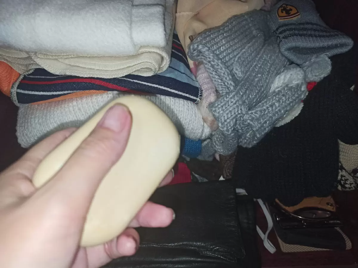 Как избавиться от неприятных запахов в шкафу и сохранить свежесть одежды