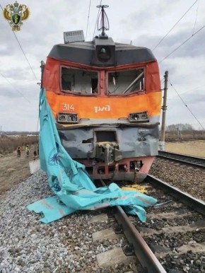 Грузовик столкнулся с поездом Владивосток — Москва, выехав на красный сигнал светофора в Амурской области, сообщили в Дальневосточной транспортной прокуратуре