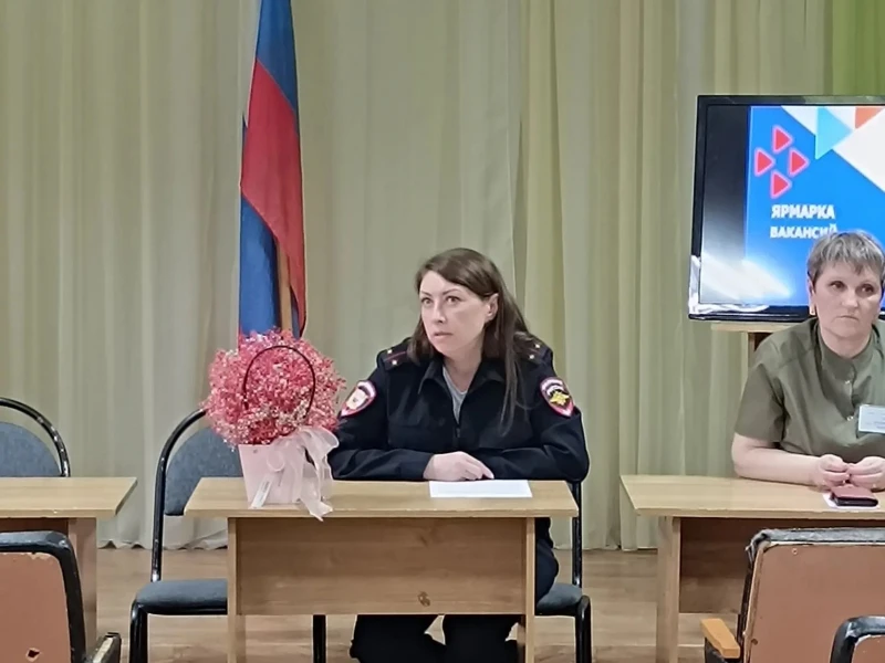 В Зее полицейские рассказали студентам о своей профессии В Зее полицейские рассказали студентам о своей профессии