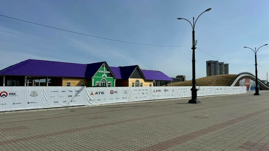 На набережной Благовещенска продолжается активное строительство круглогодичной ярмарки «Амурские сезоны»