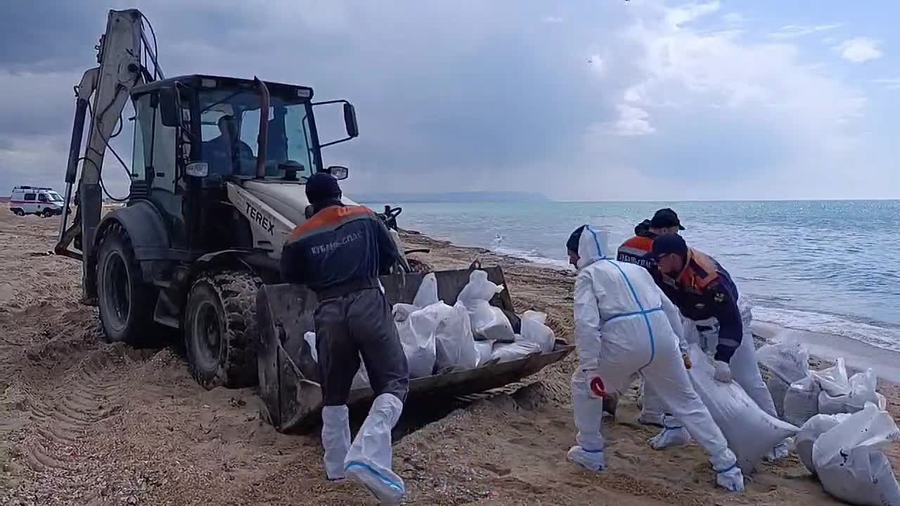 Кубанские власти сообщили о завершении «основных работ» на пляжах в районе Анапы после нового выброса нефтепродуктов