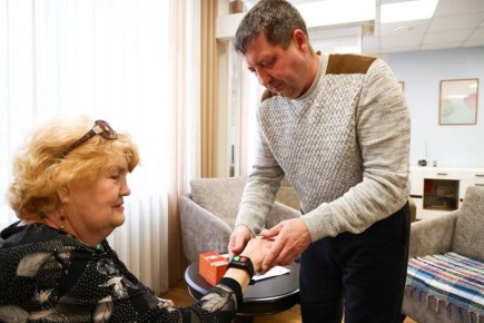 «Умный» браслет спасет жизнь слабовидящим и одиноким пенсионерам в Приамурье