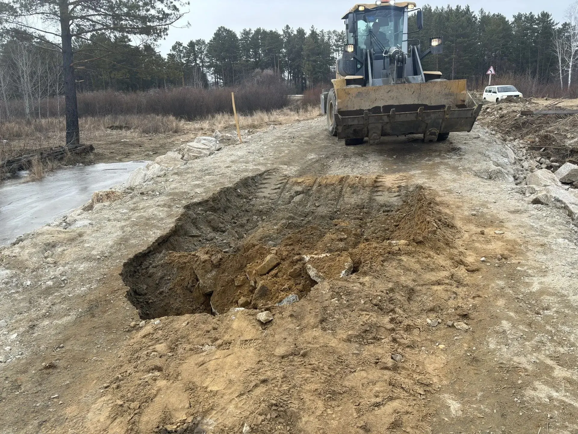 До стабилизации паводковой ситуации дорожники направлены к селу Светильное До стабилизации паводковой ситуации дорожники направлены к селу Светильное