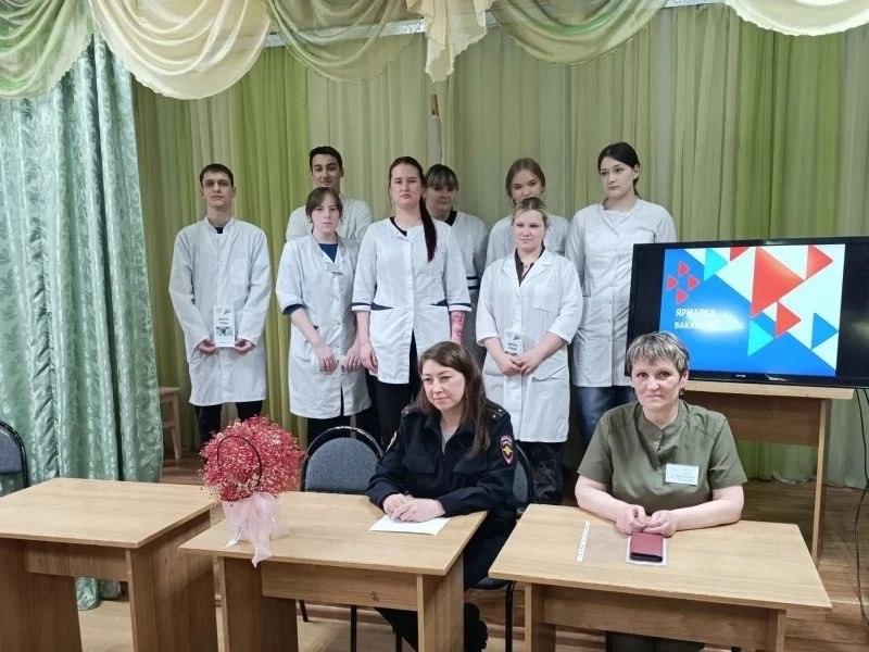 В Зее полицейские рассказали студентам о своей профессии