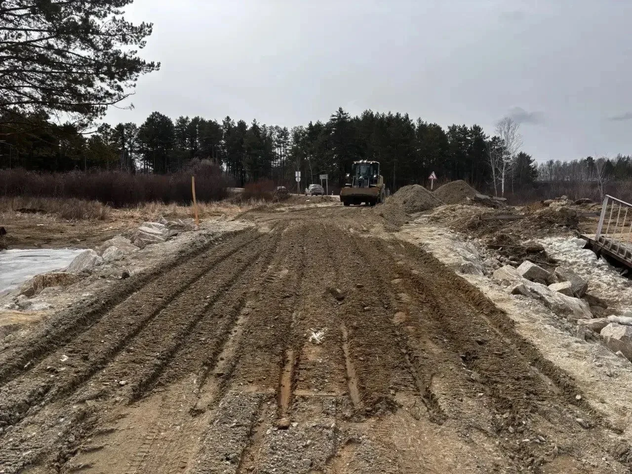 Дорогу к селу Светильное в Шимановском округе размывает — дорожники работают круглосуточно
