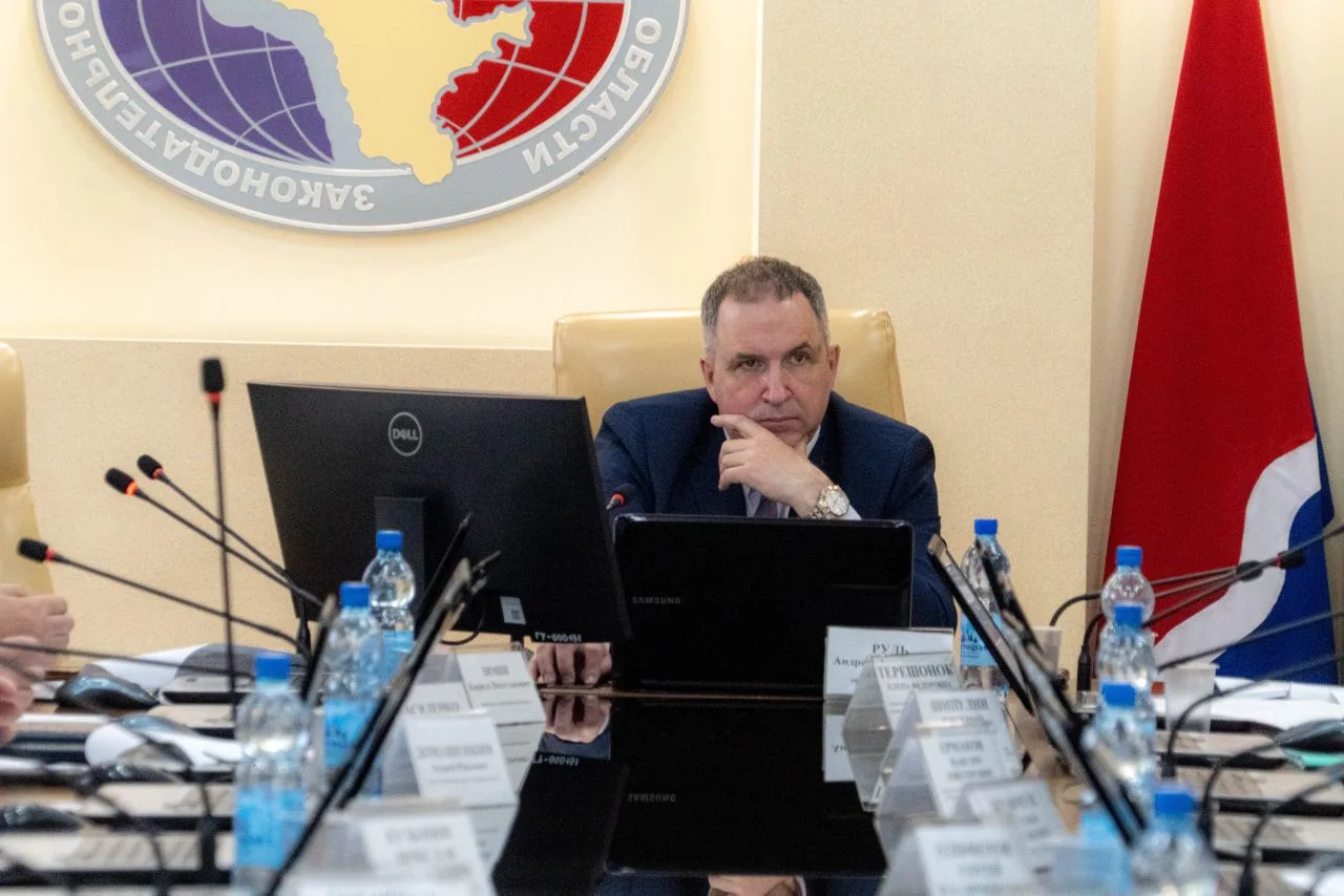 На защите бизнеса. Уполномоченный по защите прав предпринимателей в Амурской области Игорь Радченко представил на заседании комитета Заксобрания Амурской области по вопросам экономики, природопользования и аграрной политики... На защите бизнеса. Уполномоченный по защите прав предпринимателей в Амурской области Игорь Радченко представил на заседании комитета Заксобрания Амурской области по вопросам экономики, природопользования и аграрной политики...