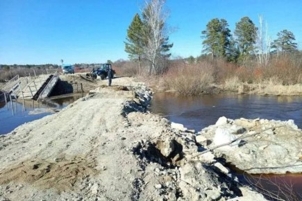 Размытую дорогу на подъезде к селу Шимановского округа восстанавливают в режиме повышенной готовности