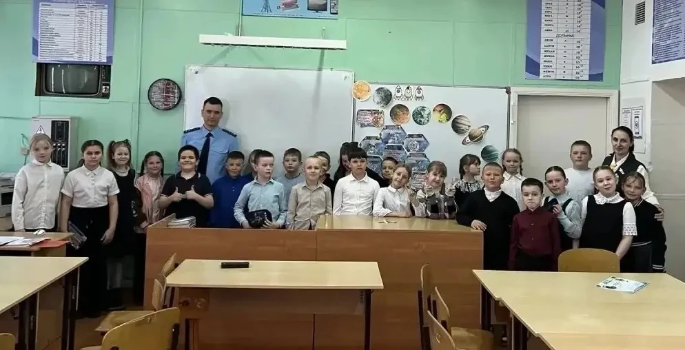 Работники прокуратуры области на системной основе проводят с подрастающим поколением мероприятия воспитательно-патриотической направленности