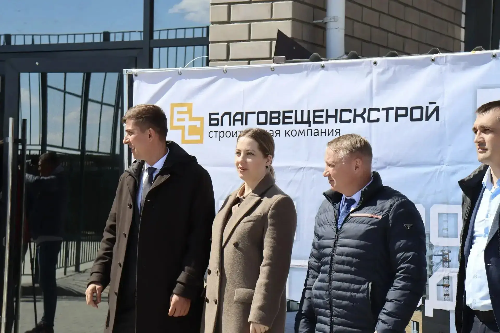 «Это новая глава в жизни каждой семьи»: в Благовещенском округе переселенцам из аварийного жилья вручили ключи от новых квартир «Это новая глава в жизни каждой семьи»: в Благовещенском округе переселенцам из аварийного жилья вручили ключи от новых квартир