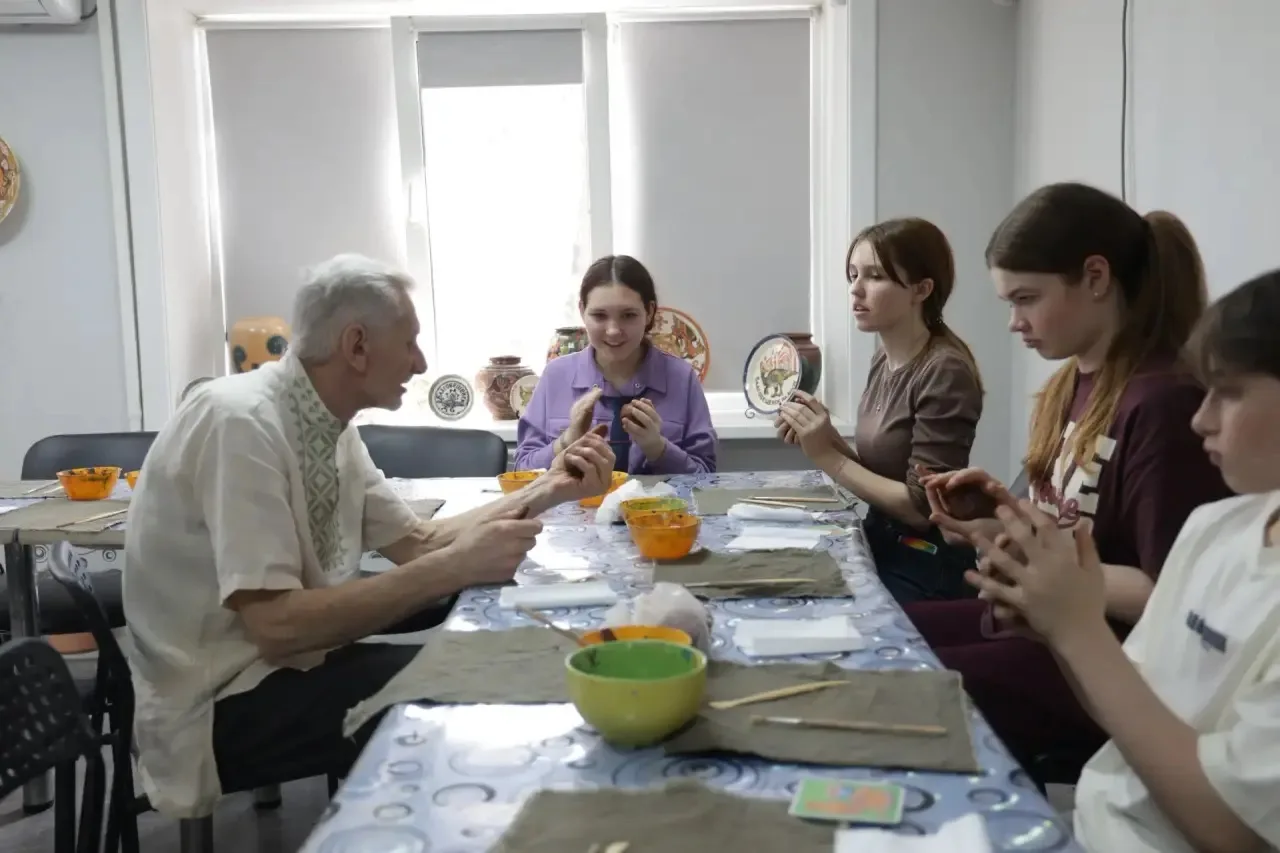 Творческие мастерские для всех: благовещенцы могут заниматься шитьем, лепкой из глины и полиграфией Творческие мастерские для всех: благовещенцы могут заниматься шитьем, лепкой из глины и полиграфией