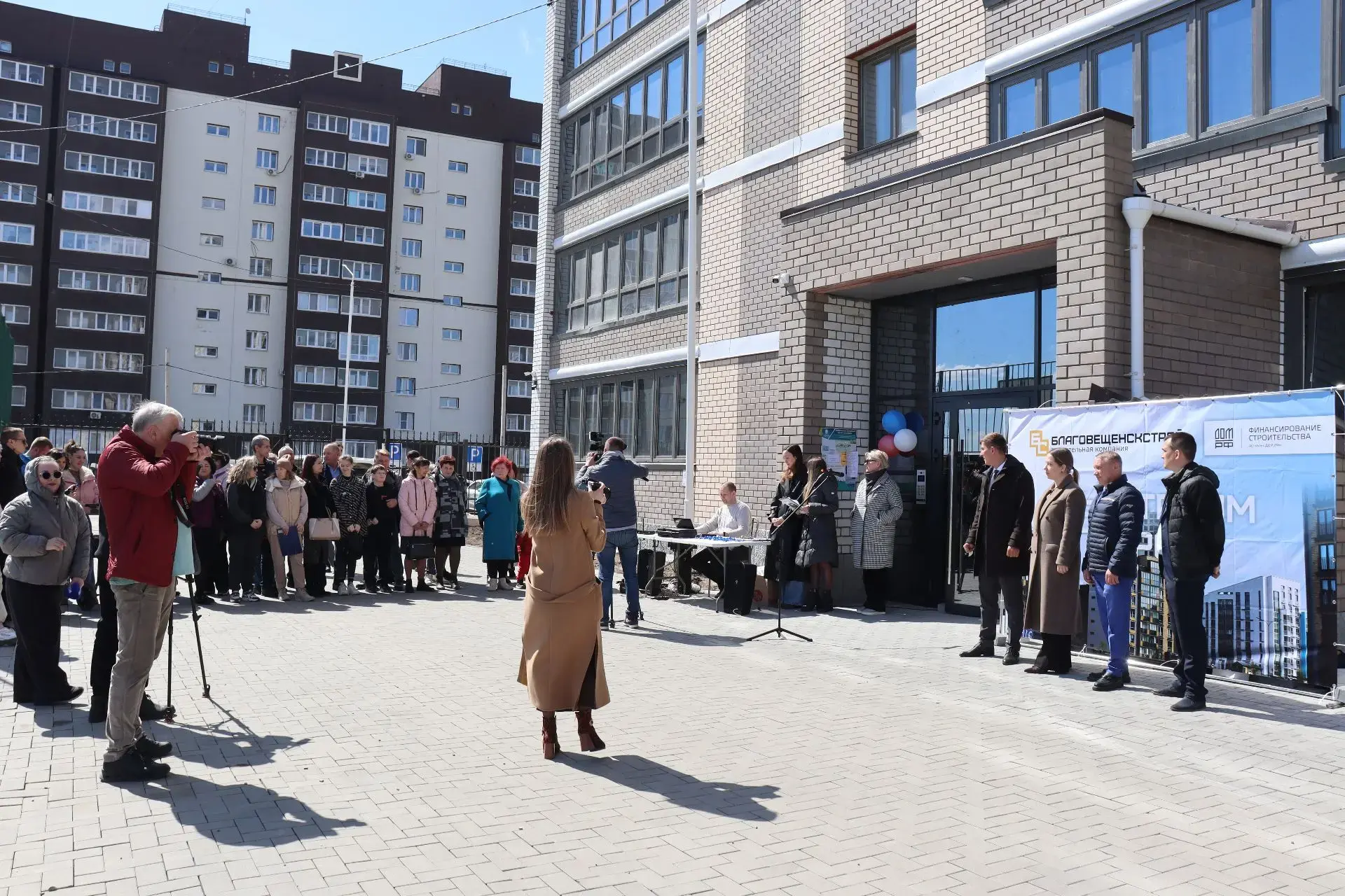 «Это новая глава в жизни каждой семьи»: в Благовещенском округе переселенцам из аварийного жилья вручили ключи от новых квартир «Это новая глава в жизни каждой семьи»: в Благовещенском округе переселенцам из аварийного жилья вручили ключи от новых квартир