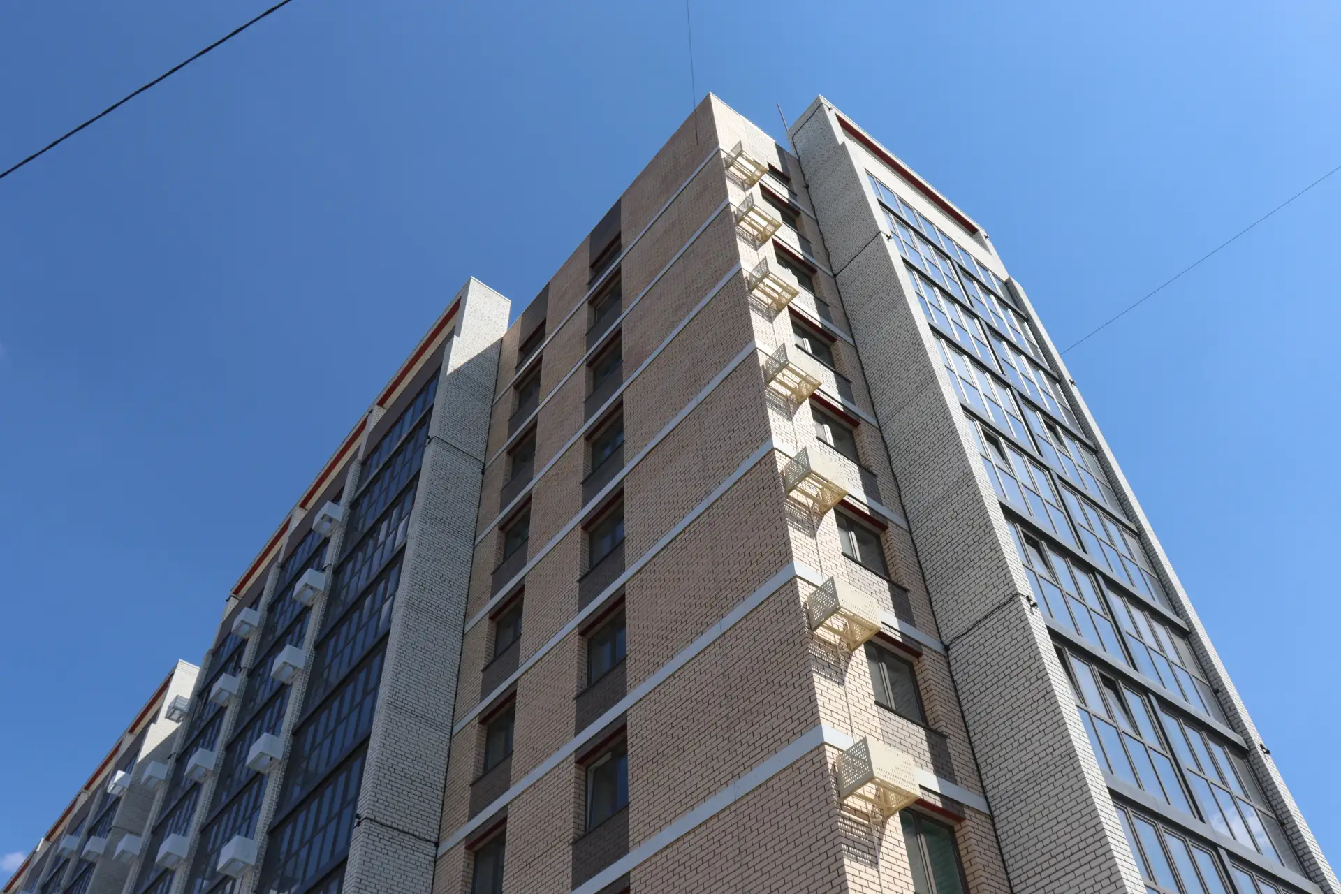 «Это новая глава в жизни каждой семьи»: в Благовещенском округе переселенцам из аварийного жилья вручили ключи от новых квартир