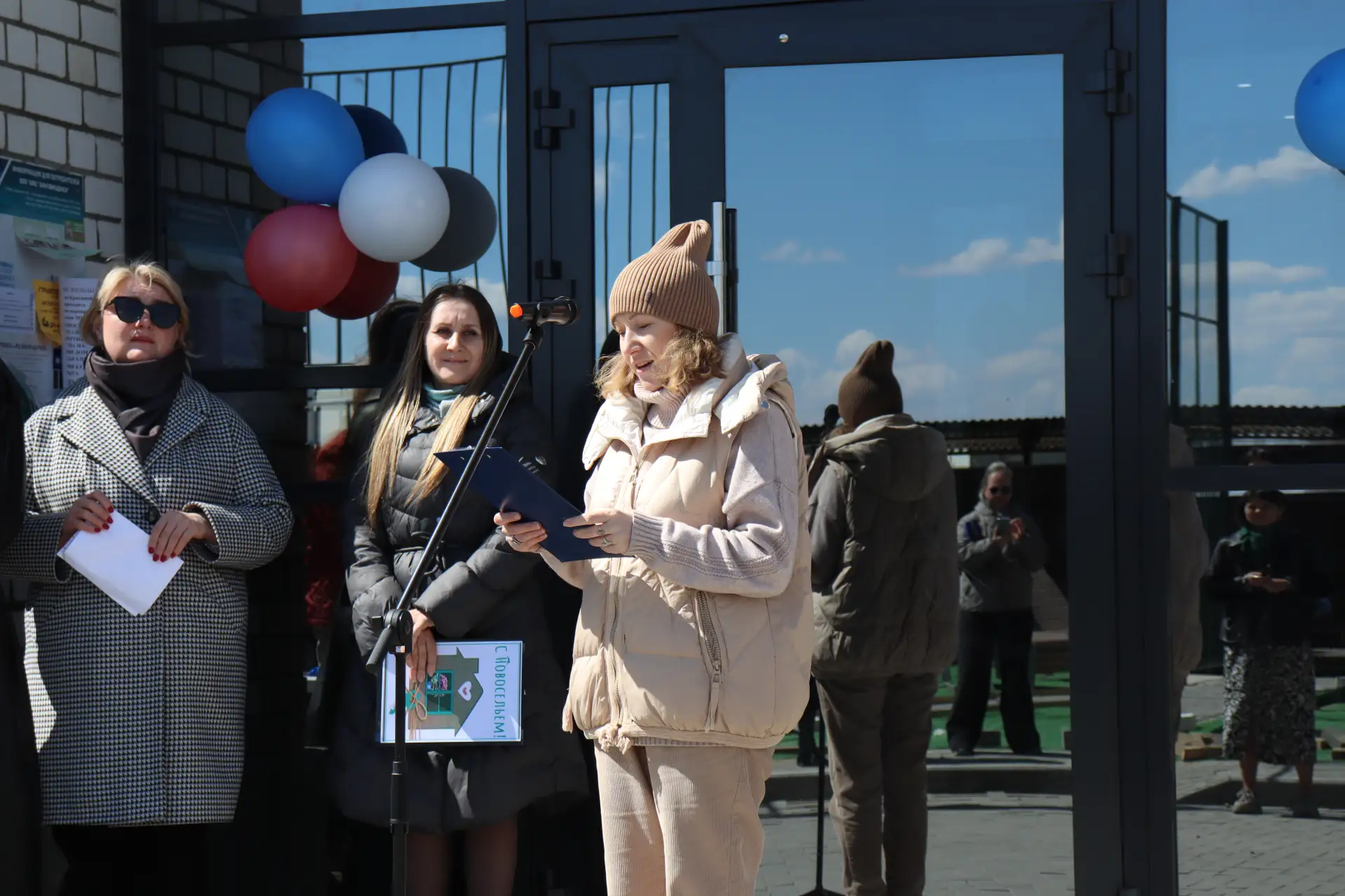 «Это новая глава в жизни каждой семьи»: в Благовещенском округе переселенцам из аварийного жилья вручили ключи от новых квартир «Это новая глава в жизни каждой семьи»: в Благовещенском округе переселенцам из аварийного жилья вручили ключи от новых квартир