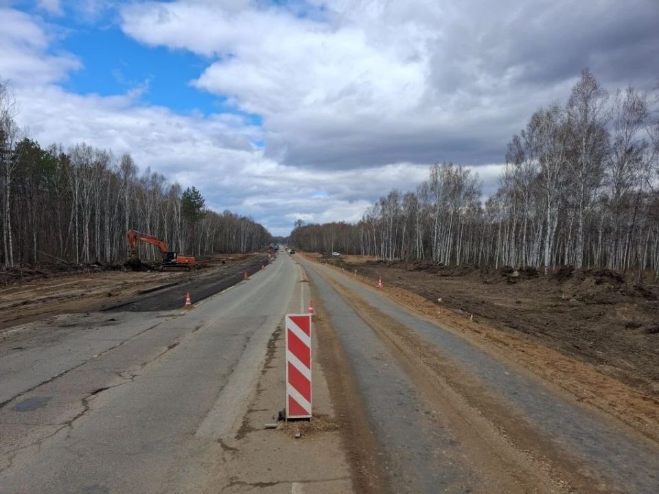 На аэропортовской трассе дорожники приступили к демонтажу старого покрытия На аэропортовской трассе дорожники приступили к демонтажу старого покрытия
