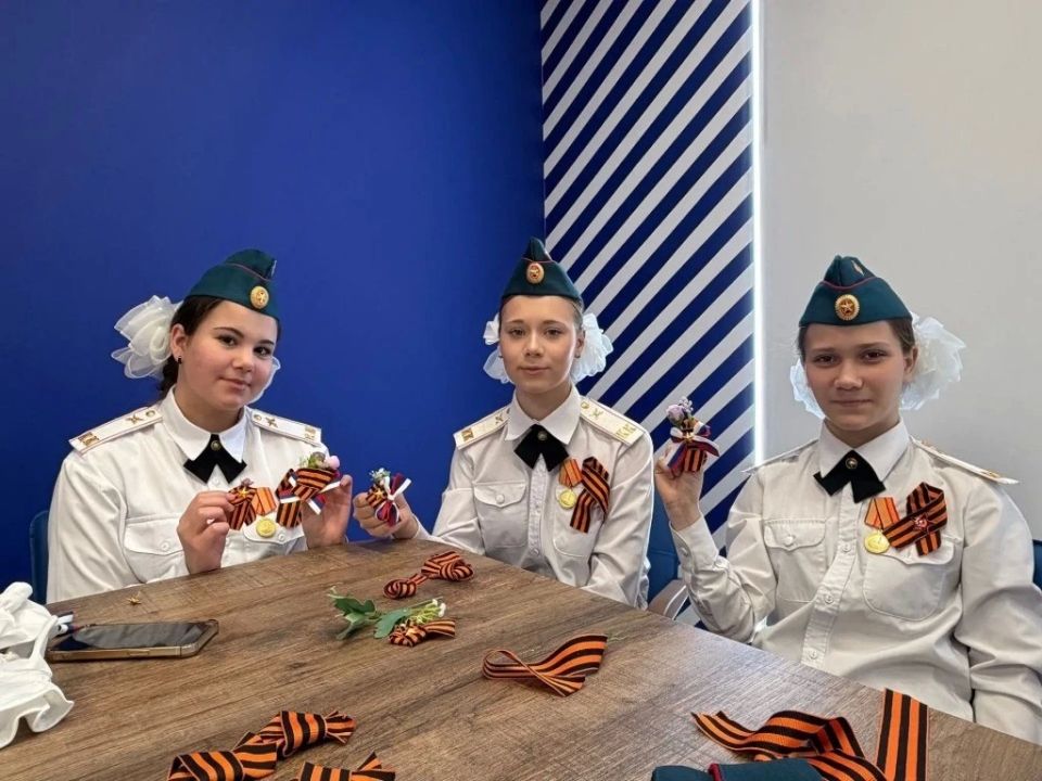 Благовещенские кадеты изготовили броши Победы для ветеранов СВО