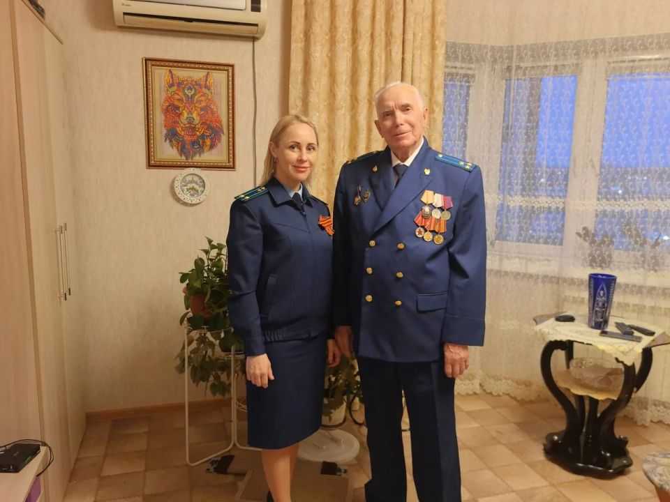 Работники прокуратуры Амурской области поздравили с предстоящим праздником Победы ветеранов органов прокуратуры — «детей войны» Работники прокуратуры Амурской области поздравили с предстоящим праздником Победы ветеранов органов прокуратуры — «детей войны»
