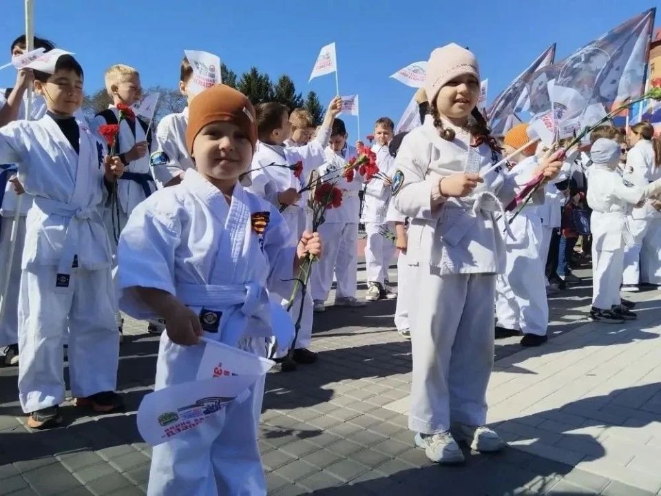 Больше 400 единоборцев пробежали «Эстафету Побед»