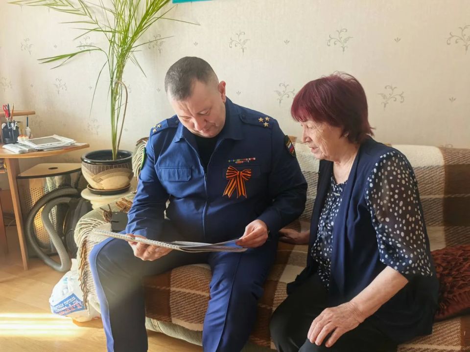 Работники прокуратуры Амурской области поздравили с предстоящим праздником Победы ветеранов органов прокуратуры — «детей войны»