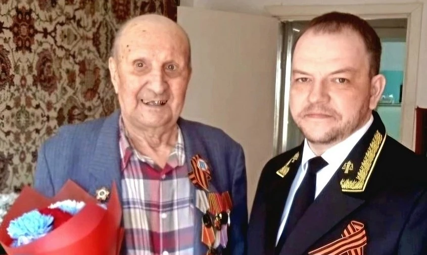 Сотрудники Зейского районного суда в дни празднования Великой Победы навестили Бориса Рыгина, последнего фронтовика, живущего в городе Зея, сообщает объединенная пресс-служба судов Амурской области