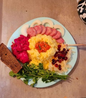 Обычный обед из русской кухни как спокойное напоминание о домашнем вкусе