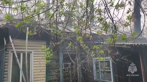 В Благовещенске горел частный дом, жилую часть здания удалось спасти