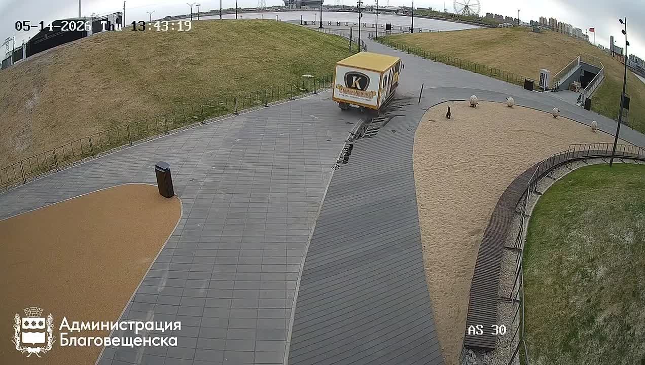 Водитель, который повредил деревянное покрытие на «Трибуны Холл», возместит ущерб в полном объеме