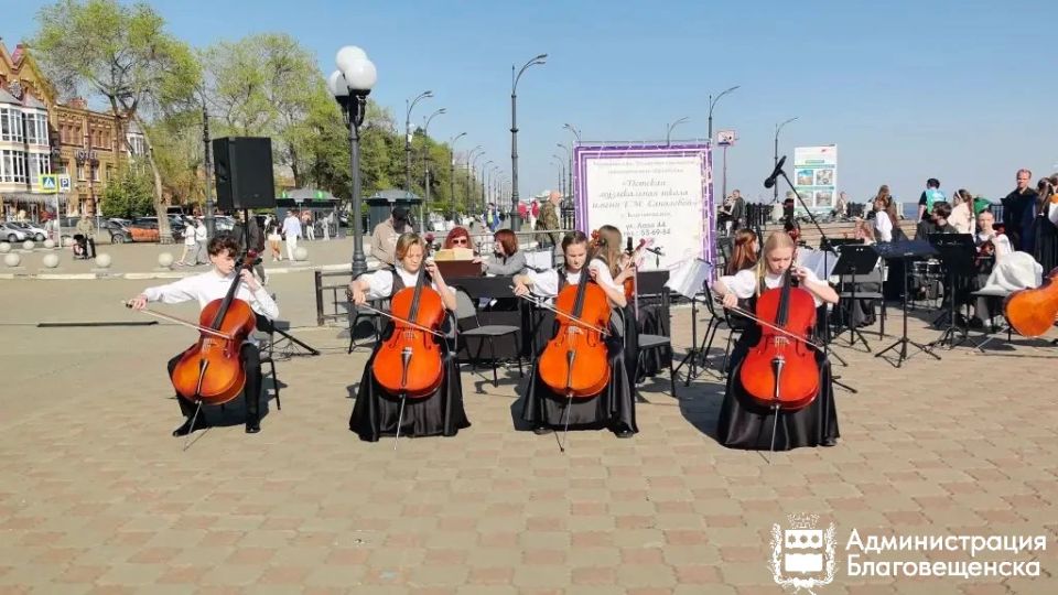 Симфония на берегу Амура: музыкальная школа сделала творческий подарок Благовещенску Симфония на берегу Амура: музыкальная школа сделала творческий подарок Благовещенску