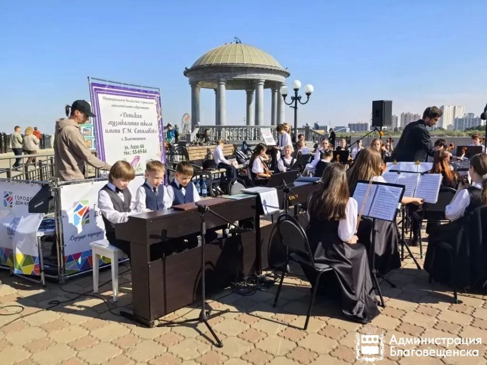 Симфония на берегу Амура: музыкальная школа сделала творческий подарок Благовещенску Симфония на берегу Амура: музыкальная школа сделала творческий подарок Благовещенску