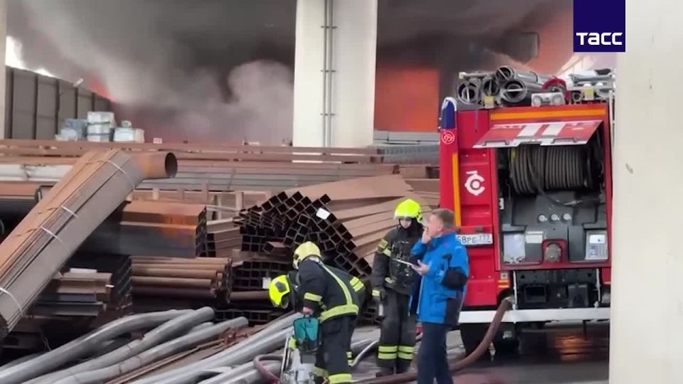 Площадь пожара на Амурской улице в Москве выросла до 300 кв. метров, сообщили ТАСС в оперативных службах