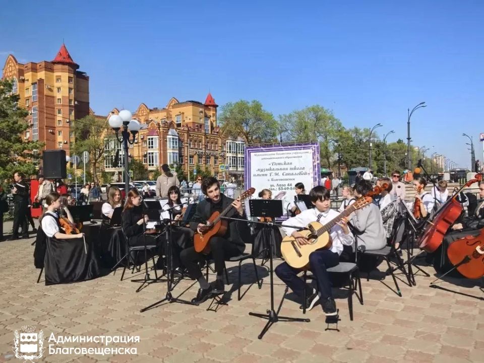 Симфония на берегу Амура: музыкальная школа сделала творческий подарок Благовещенску Симфония на берегу Амура: музыкальная школа сделала творческий подарок Благовещенску