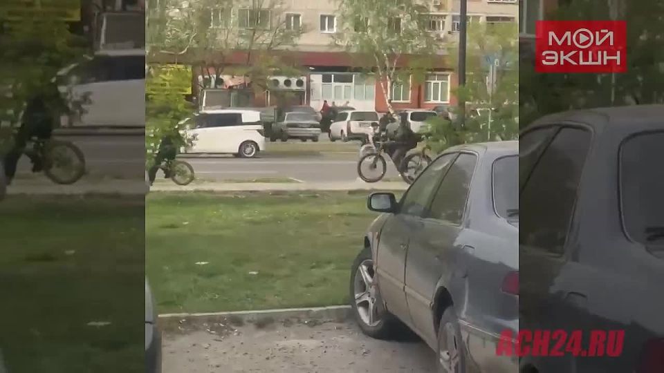 С криком и по «встречке»: в Благовещенске мужчина на инвалидной коляске ехал прямо по дороге