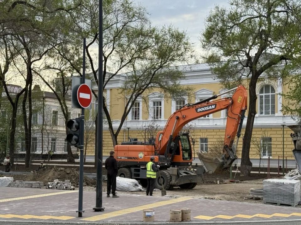 Жители областного центра поделились с Amur.life фотографиями улицы Краснофлотской, где ведутся масштабные работы по реконструкции не только дороги, но и прилегающей территории Жители областного центра поделились с Amur.life фотографиями улицы Краснофлотской, где ведутся масштабные работы по реконструкции не только дороги, но и прилегающей территории