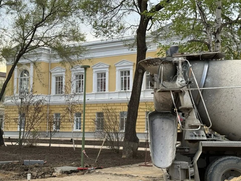 Жители областного центра поделились с Amur.life фотографиями улицы Краснофлотской, где ведутся масштабные работы по реконструкции не только дороги, но и прилегающей территории Жители областного центра поделились с Amur.life фотографиями улицы Краснофлотской, где ведутся масштабные работы по реконструкции не только дороги, но и прилегающей территории
