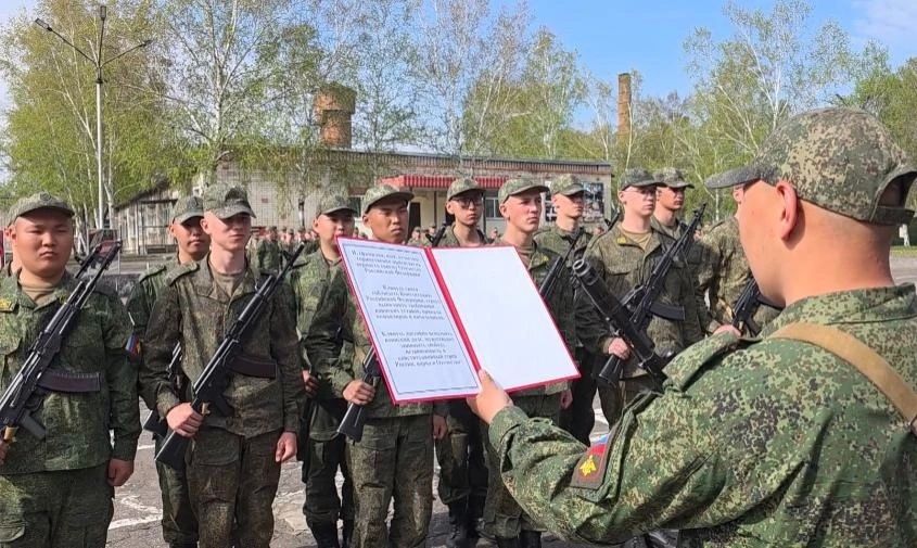 Служить с честью: в Амурской области военную присягу приняли первые призывники этого года