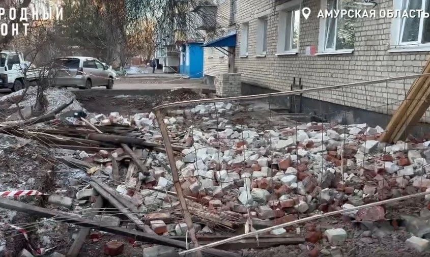 В Благовещенске после обрушения крыши демонтируют часть стен дома на Нагорной